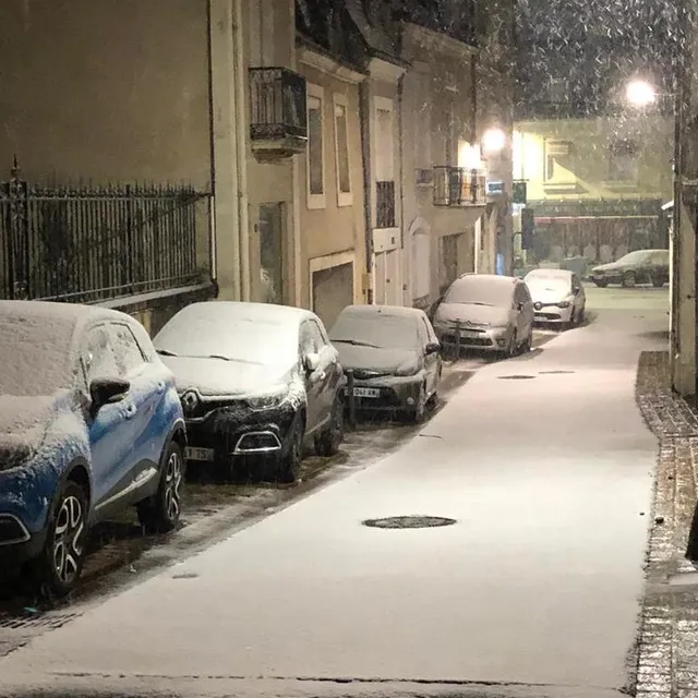 photo a sablé-sur-sarthe, les habitants se sont endormis sous la neige.  ©  photo le maine libre