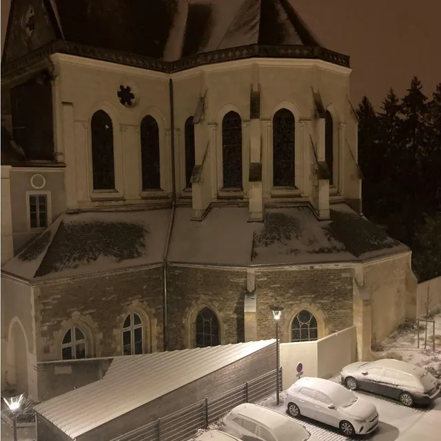 photo l'église notre-dame de sainte-croix au mans, saupoudrée d'une pellicule de neige.  ©  photo le maine libre