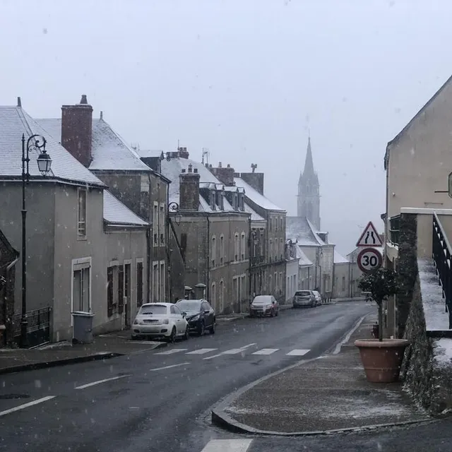 photo a sillé-le-guillaume, les toits se recouvrent peu à peu d'un manteau blanc.  ©  photo le maine libre