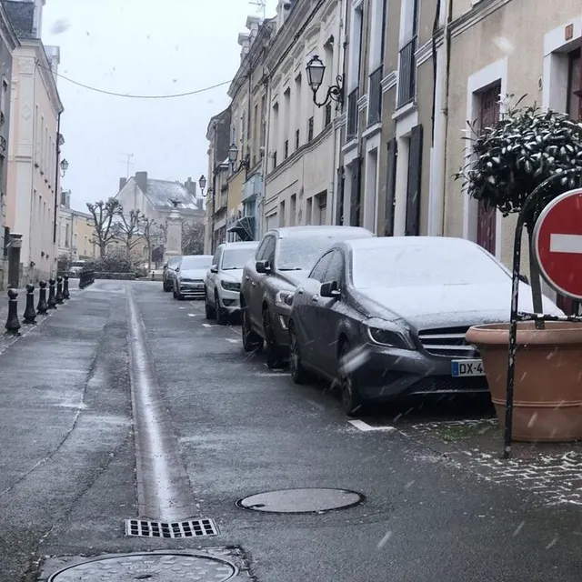 photo la neige tombe sur la sarthe, comme ici à sillé.  ©  photo le maine libre