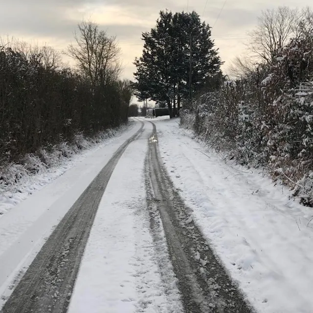 photo à ballon-saint-mars, toutes les routes n’étaient pas déneigées en milieu de matinée.  ©  le maine libre
