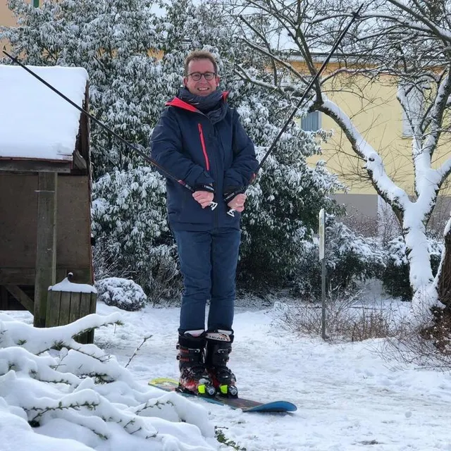 photo au mans, ce sportif a trouvé le créneau pour sortir les skis !  ©  le maine libre