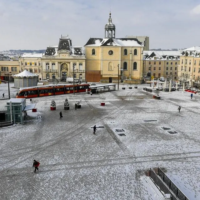 photo sur la place de la république, au mans.  ©  yvon loue