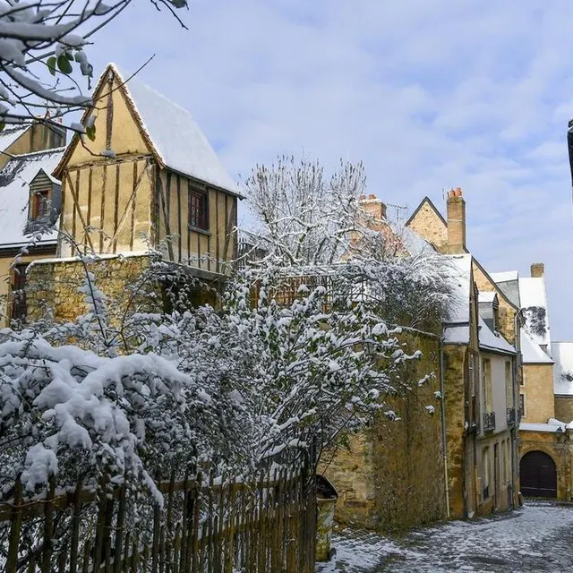 photo dans une rue du vieux mans.  ©  yvon loue
