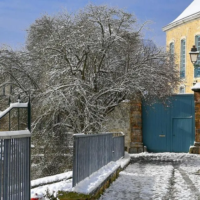 photo dans une rue du vieux mans.  ©  yvon loue