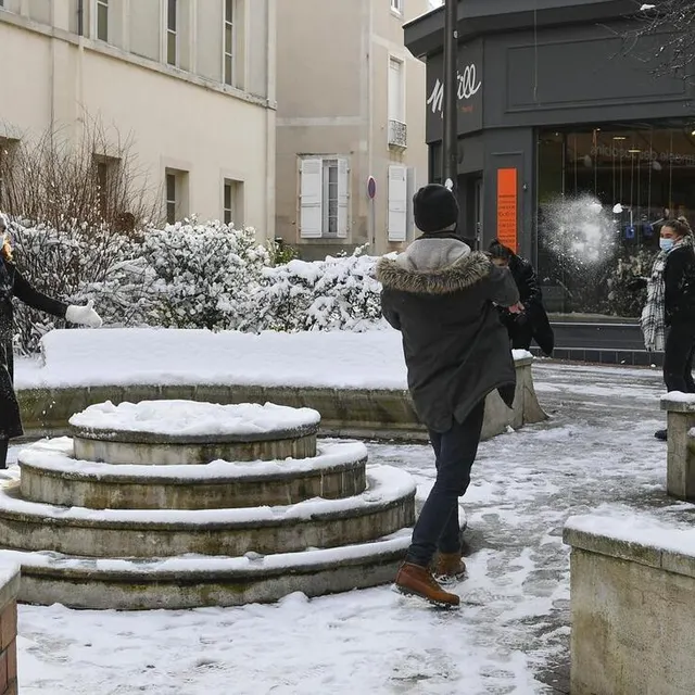 photo une bataille de boules de neige au mans.  ©  yvon loue