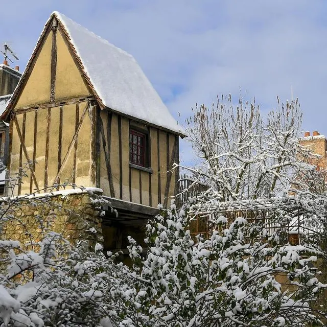 photo un toit dans une rue du vieux mans.  ©  yvon loue