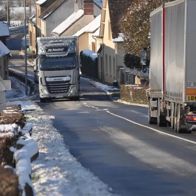photo les poids lourds reprennent la route sur la d300.  ©  le maine libre