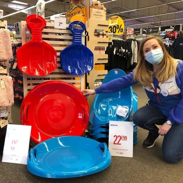 photo à intersport le mans, on met les luges en tête de gondole.  ©  le maine libre