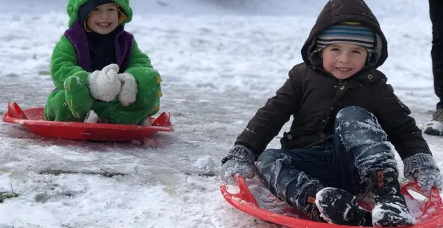 photo  le mans, mercredi 10 février 2021. jonas et joseph ont enchaîné les glissades en luge.  &copy;  photo le maine libre 