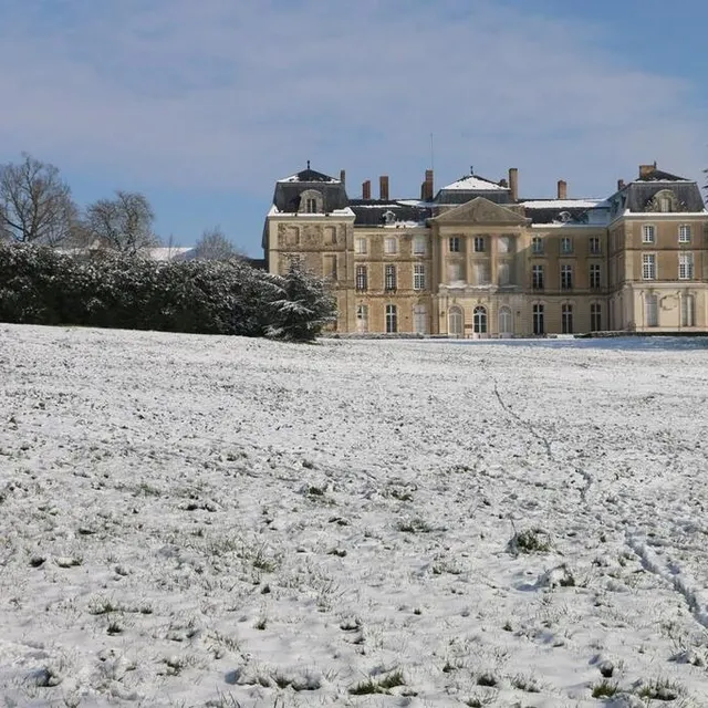 Complètement blanc, le parc du château a pris des allures féeriques. Ouest-France photo complètement blanc, le parc du château a pris des allures féeriques. © ouest-france