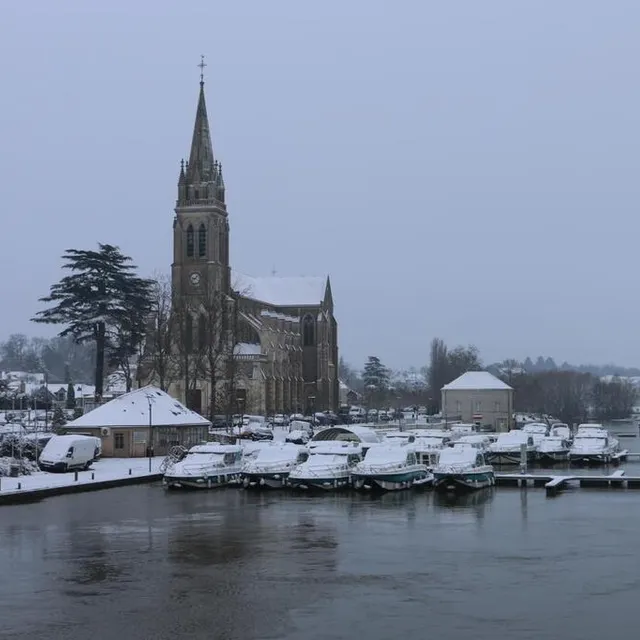 A Sablé, le port et l'église Notre-Dame offrent un décor de carte postale. Ouest-France photo a sablé, le port et l'église notre-dame offrent un décor de carte postale. © ouest-france