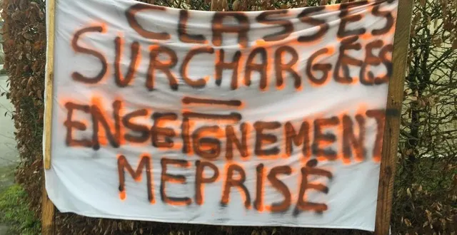 photo  une des banderoles placées à l’entrée du village du côté du pont roman.  &copy;  le maine libre 