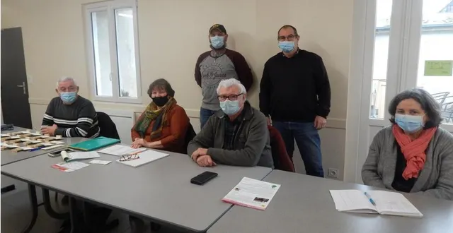 photo  des bénévoles du jardinier sarthois ont assuré la distribution des boîtes en carton contenant 13 sachets de graines.  &copy;  le maine libre 