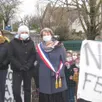 photo agnès verdier, maire, et les parents d’élèves font front contre la fermeture d’une classe.