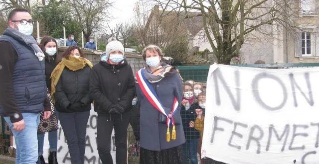 photo  agnès verdier, maire, et les parents d’élèves font front contre la fermeture d’une classe.  &copy;  ouest-france 