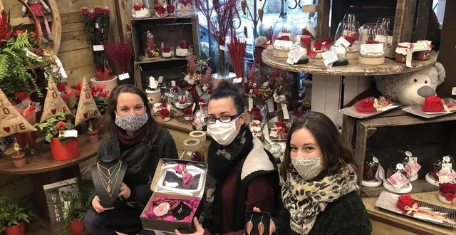 photo  de gauche à droite : juliette sagot, marqueteuse, océane chevallier et audrey hélary, fleuristes. ensemble, elles proposent des cadeaux associant fleurs et bijoux.  &copy;  ouest-france 