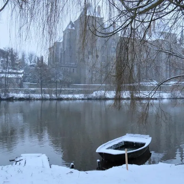 photo l’abbaye de saint-pierre les pieds dans la neige à solesmes.  ©  ouest-france