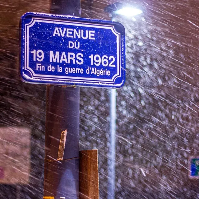 photo l’avenue du 19 mars 1962 dans la nuit de mardi 9 février 2021 à allonnes.  ©  pierre-adrien frere – facebook