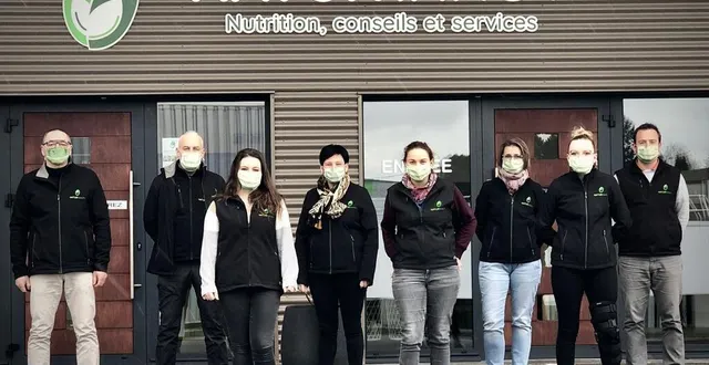 photo  l’équipe de natur’innov, devant ses actuels locaux.  &copy;  natur’innov 