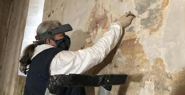 photo  véronique legoux est conservatrice restauratrice de peintures murales. perchée sur un escabeau, elle élimine avec un scalpel des éléments de badigeon.  &copy;  ouest-france 