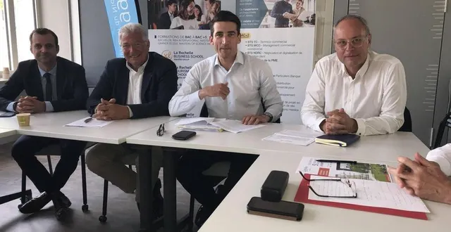 photo  bruno neil (à droite), directeur général d’excelia group, le 3 juin 2019, venu annoncer de nouvelles formations à niort, en présence notamment du maire jérôme baloge.  &copy;  archives co – marie delage 