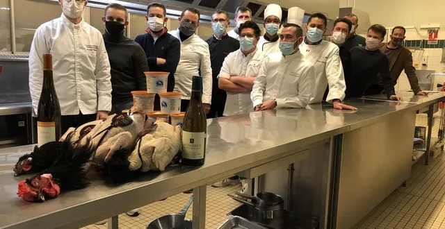 photo  des chefs sarthois travaillent à l’élaboration d’un nouveau plat sarthois.  &copy;  photo le maine libre 
