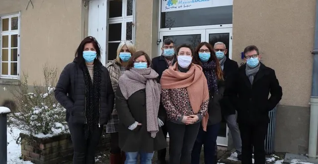 photo  la mission locale de sablé-sur-sarthe, qui dépend de la mission locale sarthe et loir, vient en aide aux jeunes âgés de 16 à 25 ans. ici, quatre des sept conseillers présents au parc du château, ainsi qu’une partie de la direction.  &copy;  ouest-france 