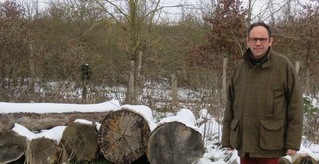 photo  antoine d’amécourt prévoit d’apporter son concours à la reconstruction de la cathédrale notre-dame de paris avec sa scierie mobile de pescheseul.  &copy;  ouest-france 