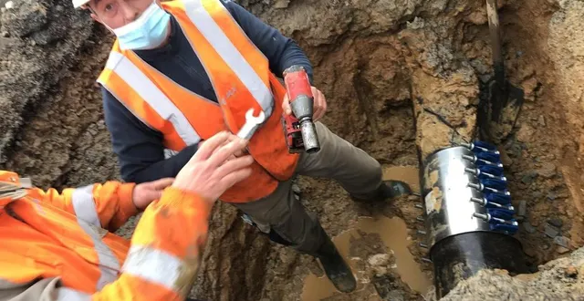 photo  les techniciens d’eaux de normandie ont travaillé toute la journée pour colmater la fuite sur la canalisation d’eau enterrée à près de deux mètres de profondeur.  &copy;  ouest-france 