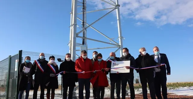 photo  les élus ont inauguré le pylône 4g multi-opérateurs de monts-sur-orne.  &copy;  ouest-france 
