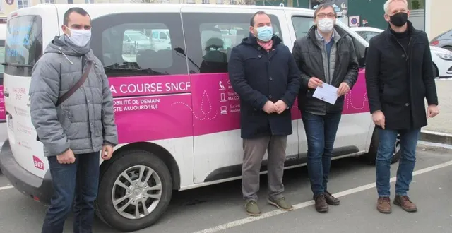 photo  les maires de château-du-loir et de montval-sur-loir avec les responsables du programme sncf tech4mobility et l’un des deux véhicules partagés avec chauffeur.  &copy;  le maine libre 