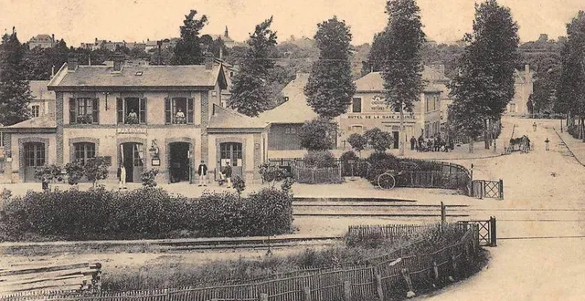 photo  la gare, au début du xxe siècle, avec l’hôtel en service et l’avenue qui la dessert.  &copy;  dr 
