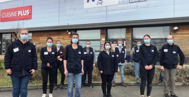 photo  sonia marion (en manches courtes) au milieu de l’équipe qui a assuré le transfert du magasin noz entre cerisé et condé-sur-sarthe.  &copy;  ouest-france 