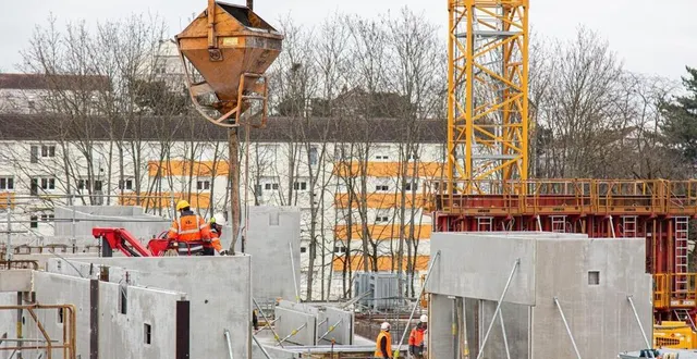 photo  le mans. lundi 8 février 2021. en ce moment, une soixantaine de personnes travaillent chaque jour sur le gros œuvre du futur centre de cancérologie de la sarthe. elles seront 120 à 140 d’ici un an.  &copy;  le maine libre – clément szczuczynski 