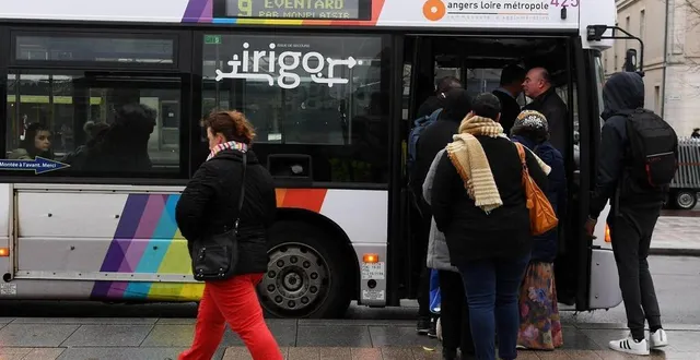 photo  bus et tramways sont bondés aux heures de pointe.  &copy;  archives co – josselin clair 