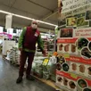 photo  olivier delion, responsable du magasin la maison.fr à cerisé, près alençon, observe une hausse des ventes de grains alimentaires pour les oiseaux sauvages. 
