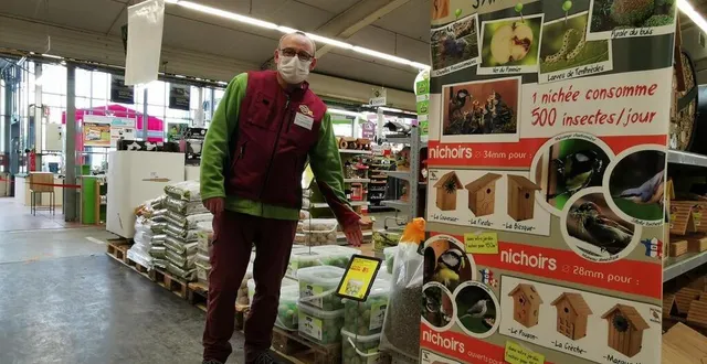 photo  olivier delion, responsable du magasin la maison.fr à cerisé, près alençon, observe une hausse des ventes de grains alimentaires pour les oiseaux sauvages.  &copy;  ouest-france 