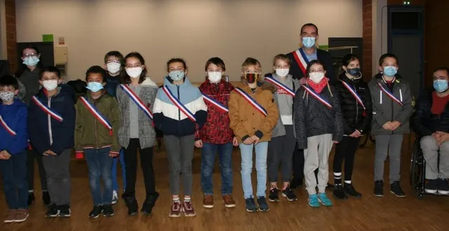 photo  le conseil municipal des jeunes entoure david chollet et quelques conseillers.  &copy;  le maine libre 