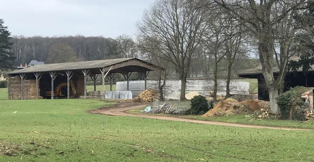 photo  la construction de la fosse « déportée » qui permettra de stocker les résidus de méthanisation, a déjà commencé au lieu-dit le gué de moulin, à saint-céneri-le-gérei (orne). on l’aperçoit en arrière-plan, derrière les bâtiments de ferme et les arbres.  &copy;  ouest-france 