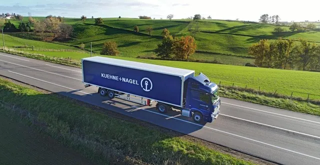 photo  à cause du brexit et des complications douanières, kuehne + nagel ne fera plus passer ses camions par le royaume-uni pour rejoindre l’irlande. le transporteur international a lancé, il y a un mois, sa ligne le mans-dublin.  &copy;  kuehne + nagel 