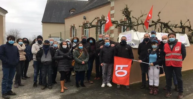 photo  une vingtaine de salariés de plusieurs structures sarthoises de l’adapei 72 se sont mobilisés devant le foyer des sorelles, pour s’opposer au nouveau projet d’entreprise proposé par la direction générale.  &copy;  ouest-france 
