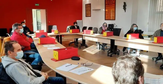 photo  les dix volontaires participants à la deuxième réunion de samedi matin ont reçu le piège qu’ils vont installer dans leur jardin. un protocole de piégeage leur a été remis.  &copy;  ouest-france 