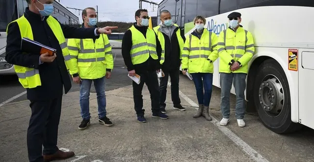 photo  le mans, mercredi 17 février 2021. emmanuel cozic, le directeur transdev stao72, présente un petit rappel des règles de sécurité autour des angles morts.  &copy;  photo le maine libre – yvon loue 