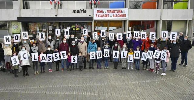 photo  parents, enseignants, élèves et élus se sont retrouvés mercredi en fin d’après-midi. ils refusent la fermeture de trois classes à allonnes.  &copy;  photo le maine libre – yvon loué 