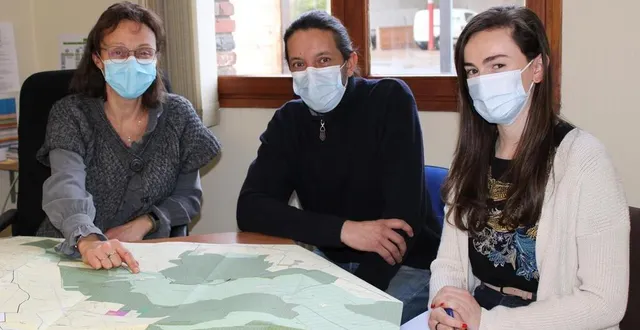 photo  karine présier et karim bounab avec eléanore, stagiaire, invitent les administrés concernés à s’adresser à leur mairieavant d’engager tous travaux d’abattage et ou de déplacement des haies.  &copy;  ouest-france 