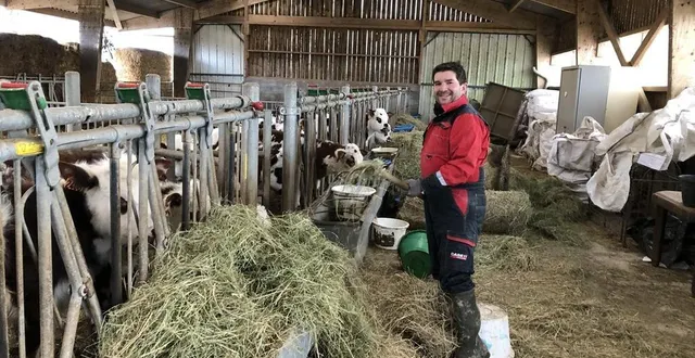 photo  charles deparis, éleveur en lait cru aop dans son exploitation de bellou-en-houlme (orne).  &copy;  ouest-france 