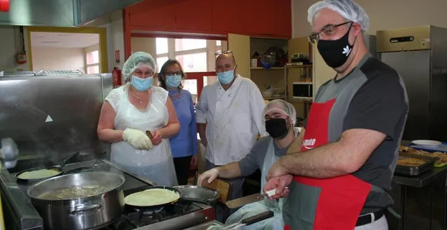 photo  la bonne humeur est de rigueur lorsque l’on fait des crêpes.  &copy;  le maine libre 