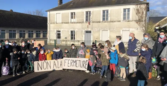photo  une distribution de tracts contre une possible suppression de classe a eu lieu ce jeudi 18 février à chailloué (orne).  &copy;  ouest-france 