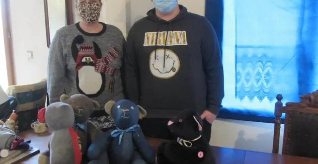 photo  emma pink avec son fils crendle et les ours dont un, à gauche au premier plan, qui n’est pas terminé.  &copy;  ouest-france 